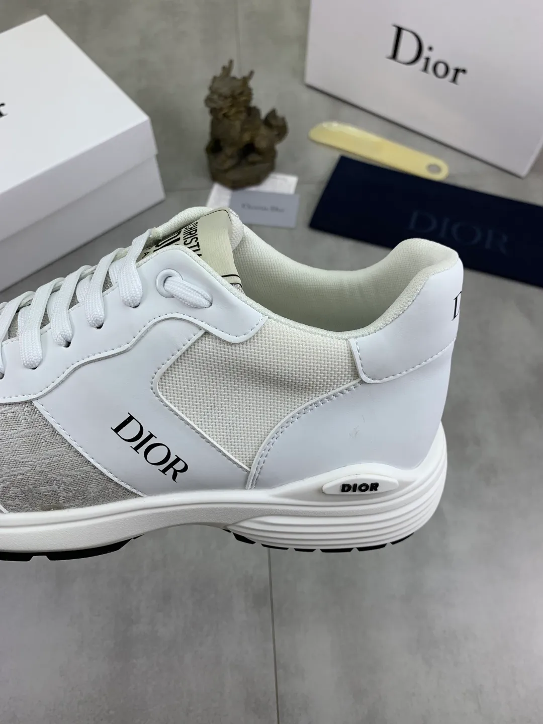 Men's shoes 💰P420 New Dior Chrono 2025 new product B30 series, in white and black fly woven series, decorated with computer-printed CD logo on both sides, star patch on the tongue and Dior logo on the heel, many details highlight the style. The interior is matched with the original color matching mesh, and the interior of the body is supported by low-temperature shaping sheets, and is filled with light feather cotton to keep the interior full and soft against the feet. The exclusive open-molded outsole adopts a one-piece molding process, so there is no need to worry about problems such as the opening and falling of sole decorative accessories. It is light and comfortable to wear, yet strong and wear-resistant. The two-color shoelaces are accessorized with exquisite metal five-pointed star pendants, creating a high-end, trendy and casual look at all times. Color: white black blue code number: 38-44 (45 customized)